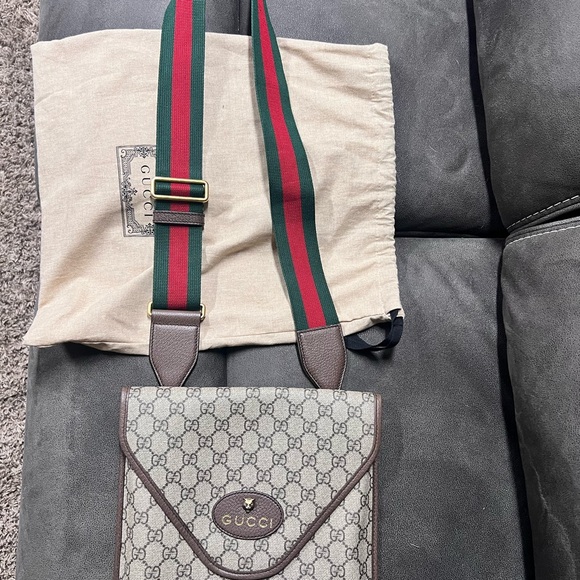 Gucci cross body. Excellent condition! Brand new only worn a few times. - Picture 4 of 4